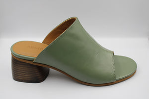 Angulus slip-on met hak sage green