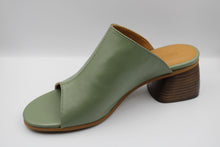 Angulus slip-on met hak sage green