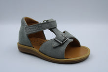 pom d'api eerste sandaaltje gris