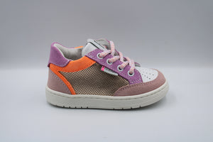 Poldino eerste sneakertje Rosa