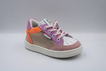 Poldino eerste sneakertje Rosa