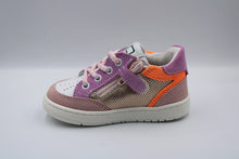 Poldino eerste sneakertje Rosa