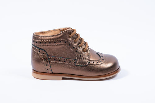 ocra eerste stappertje in metallic brons met brogue details